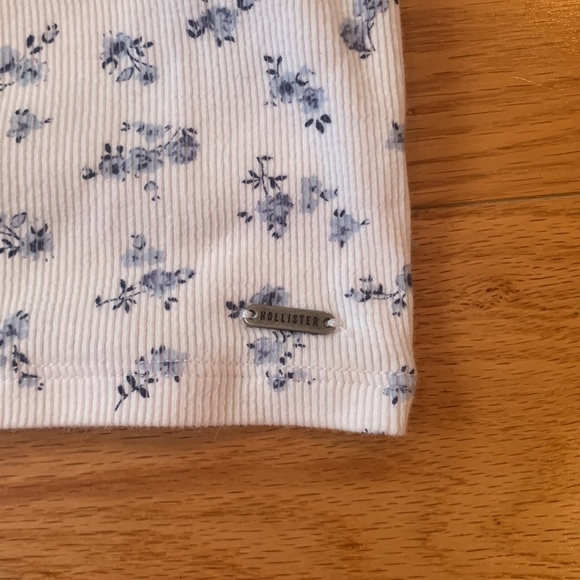 This is a supper soft tee from Hollister. It is never worn and has no stains etc - Picture 3 of 5